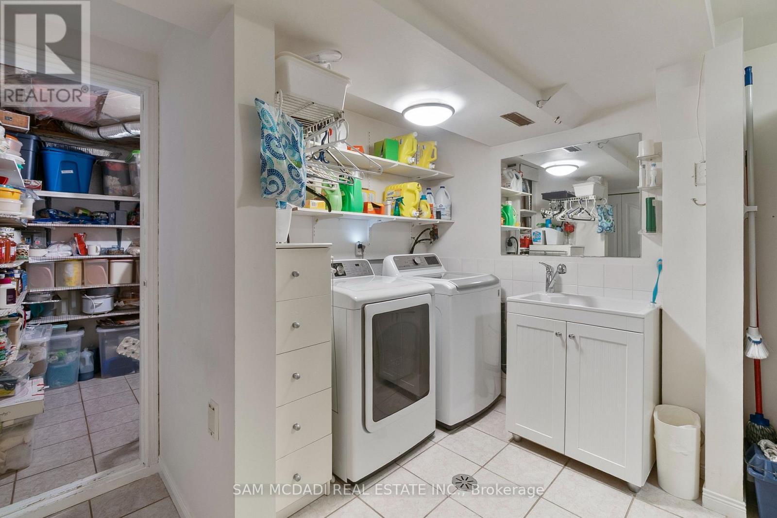 4260 Shelby Crescent, Mississauga, ON - Indoor Photo Showing Laundry Room