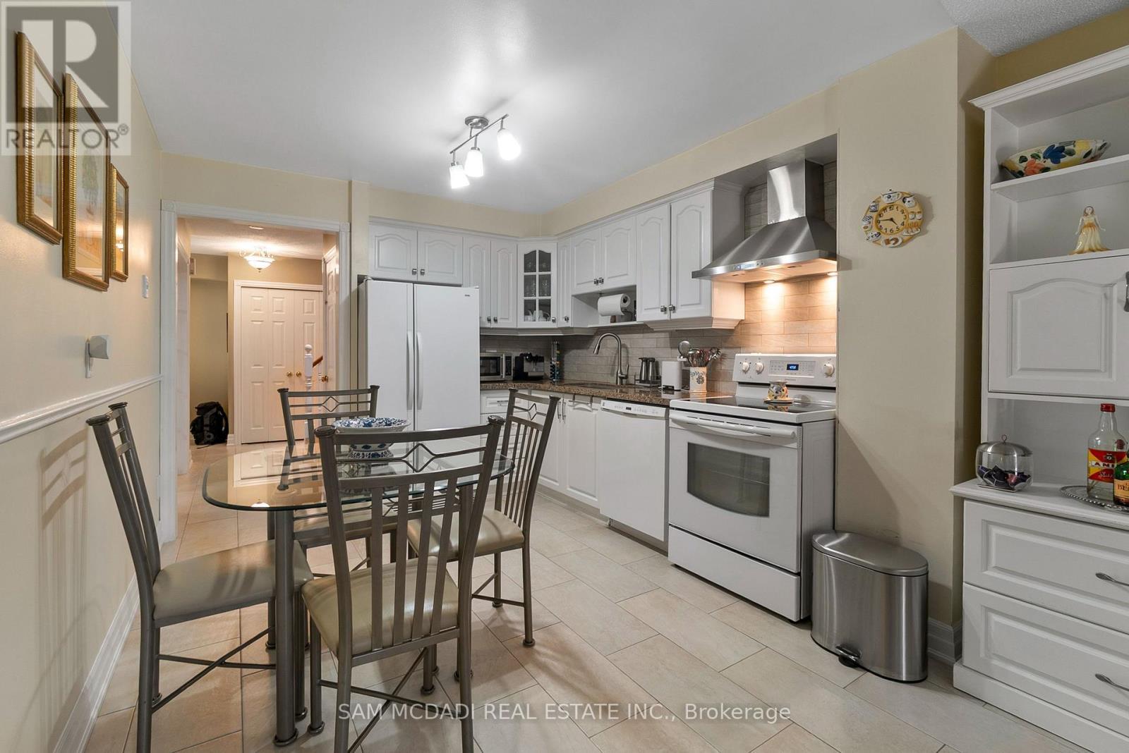4260 Shelby Crescent, Mississauga, ON - Indoor Photo Showing Kitchen