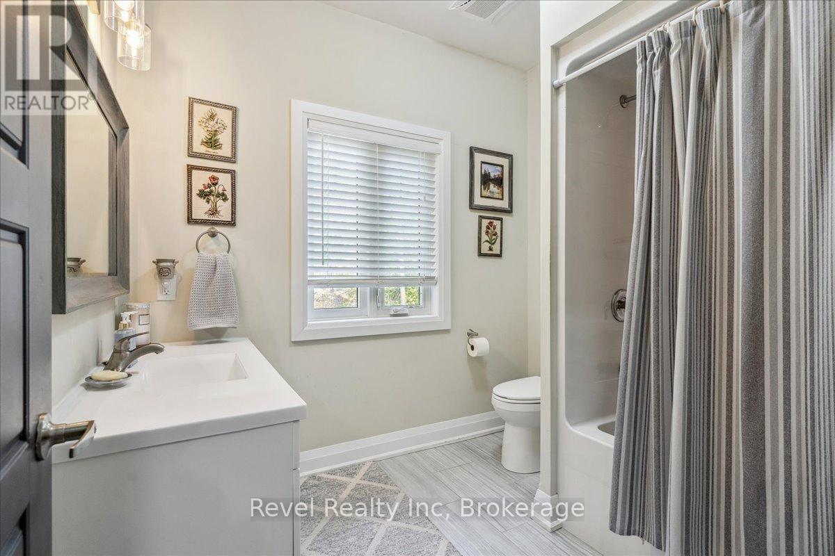 59 Trout Lane, Tiny, ON - Indoor Photo Showing Bathroom