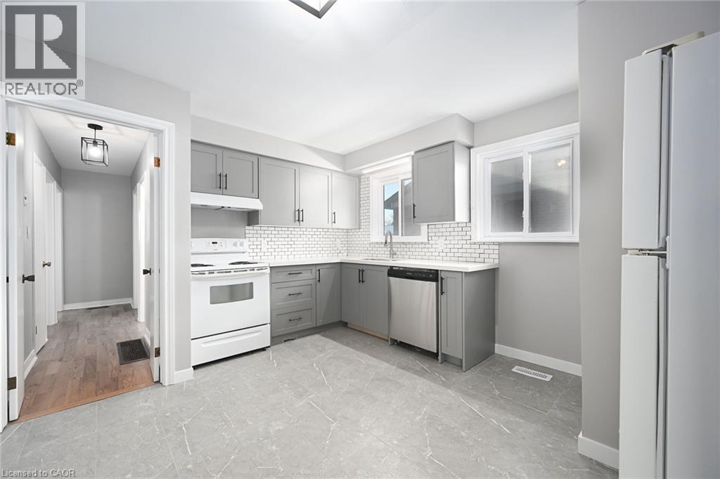 325 East 16Th Street, Hamilton, ON - Indoor Photo Showing Kitchen