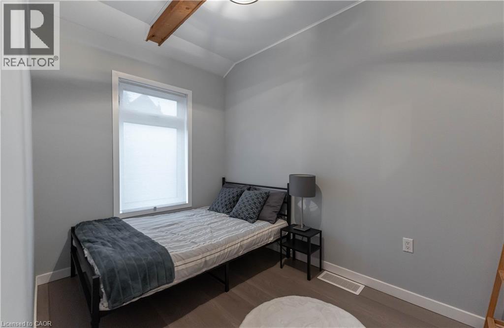 329 Main Street W, Hamilton, ON - Indoor Photo Showing Bedroom
