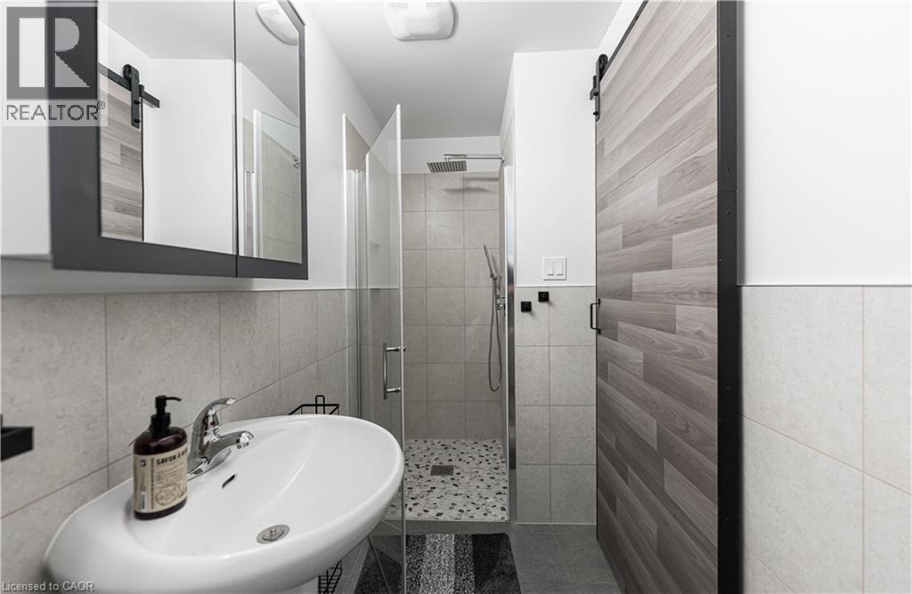 329 Main Street W, Hamilton, ON - Indoor Photo Showing Bathroom