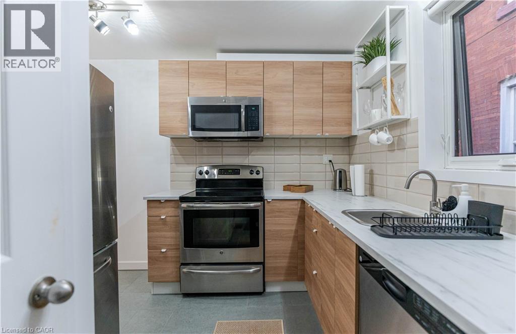 329 Main Street W, Hamilton, ON - Indoor Photo Showing Kitchen
