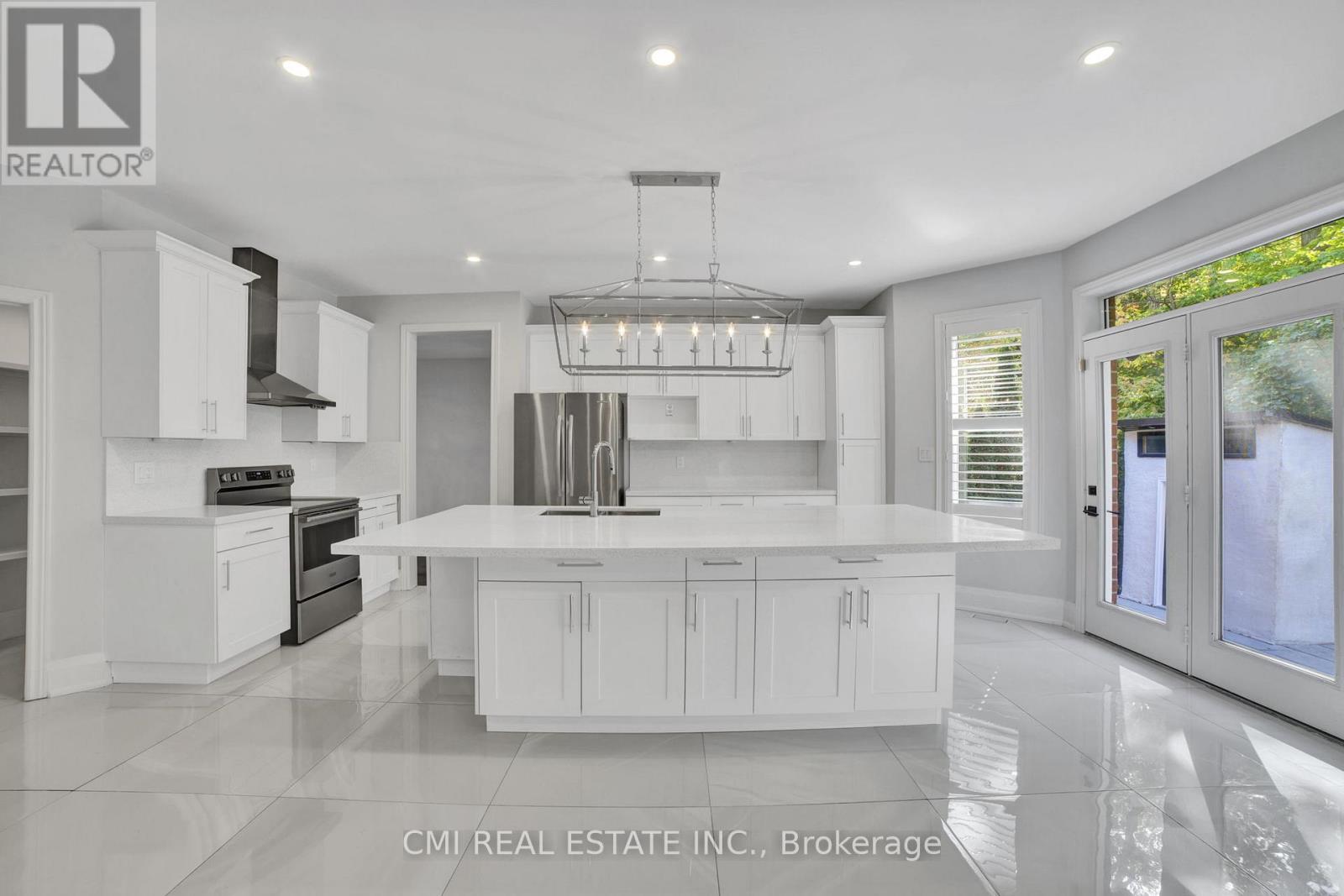 2171 Jardine Crescent, Burlington, ON - Indoor Photo Showing Kitchen