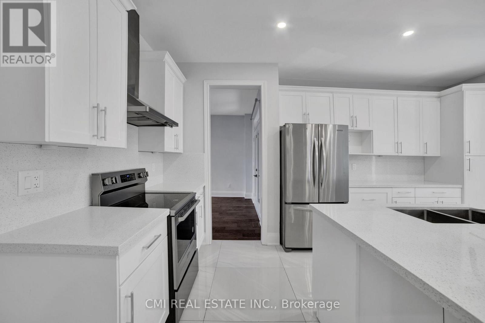2171 Jardine Crescent, Burlington, ON - Indoor Photo Showing Kitchen With Double Sink With Upgraded Kitchen