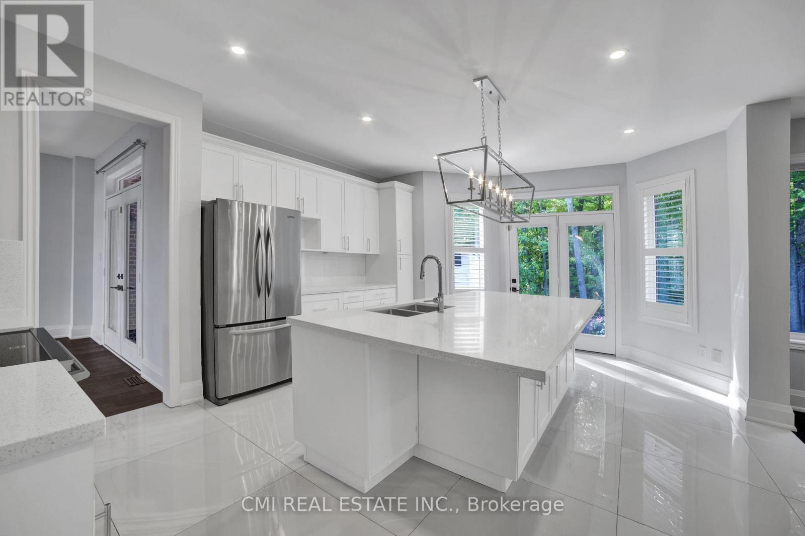 2171 Jardine Crescent, Burlington, ON - Indoor Photo Showing Kitchen With Double Sink With Upgraded Kitchen