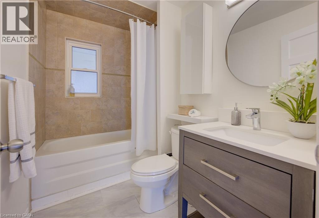 73 East 33Rd Street, Hamilton, ON - Indoor Photo Showing Bathroom