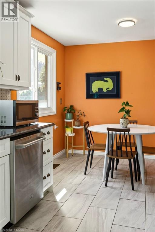 36 Hanover Place, Hamilton, ON - Indoor Photo Showing Dining Room