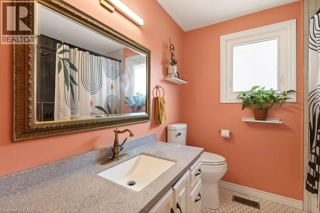 36 Hanover Place, Hamilton, ON - Indoor Photo Showing Bathroom