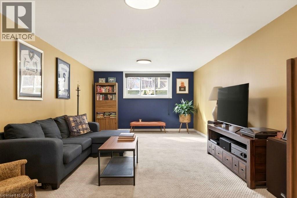 36 Hanover Place, Hamilton, ON - Indoor Photo Showing Living Room