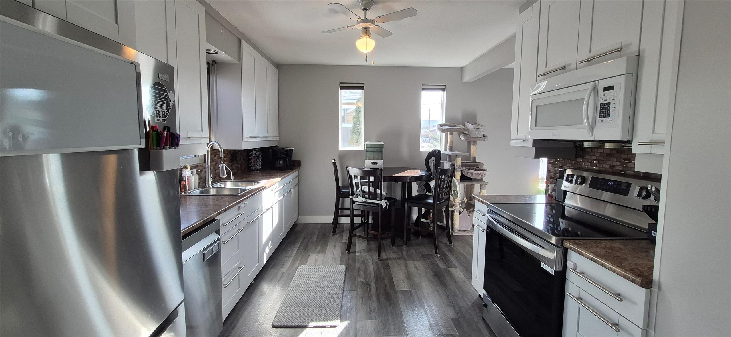 206 6Th Avenue, Cranbrook, BC - Indoor Photo Showing Kitchen With Double Sink