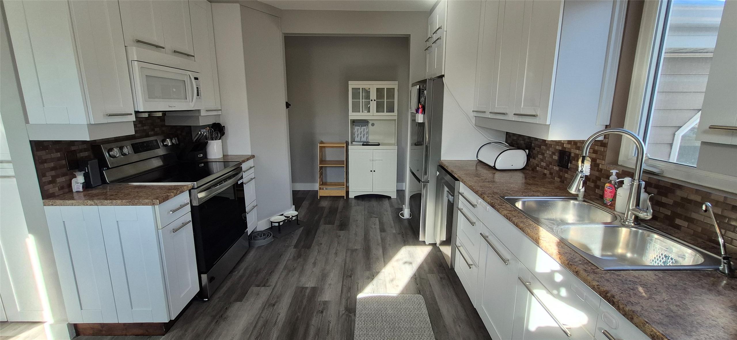 206 6Th Avenue, Cranbrook, BC - Indoor Photo Showing Kitchen