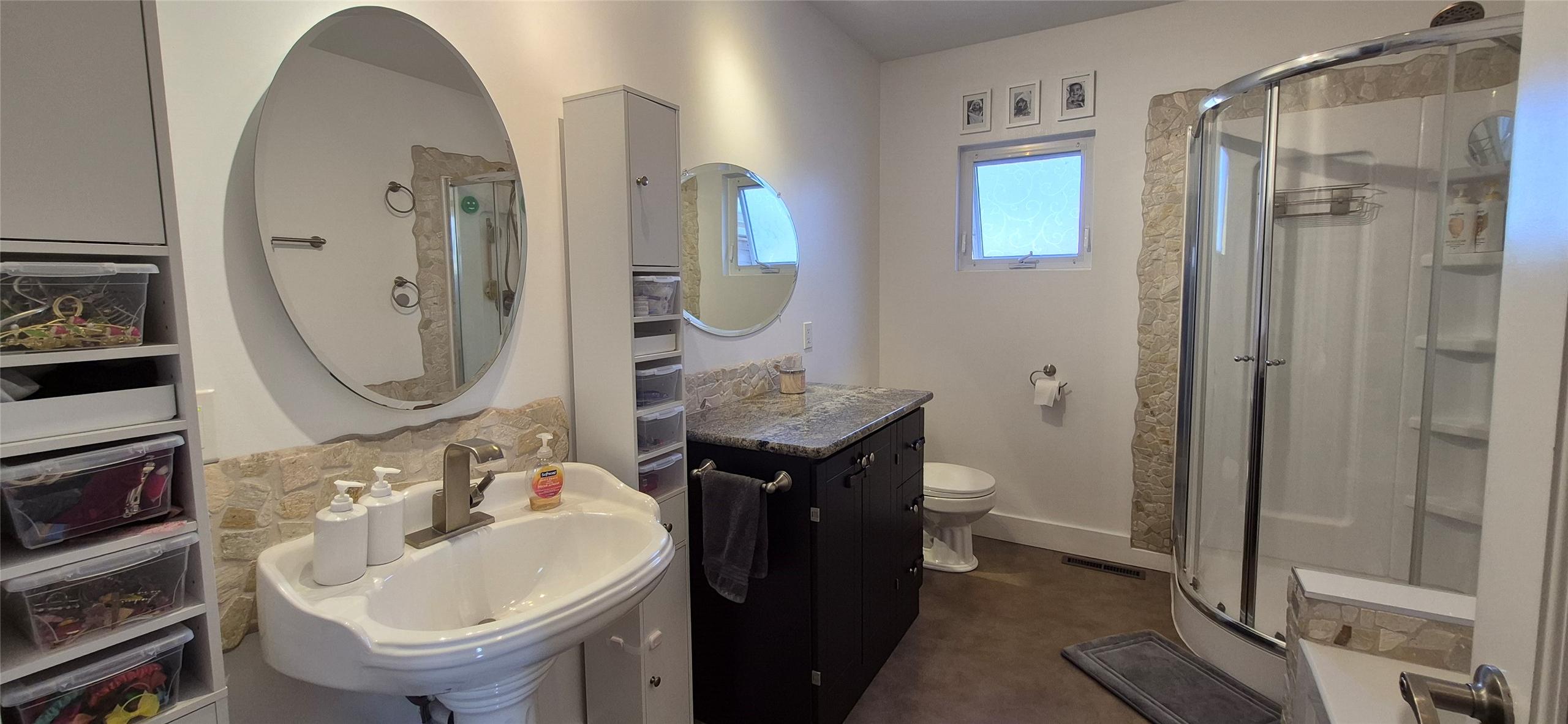 206 6Th Avenue, Cranbrook, BC - Indoor Photo Showing Bathroom