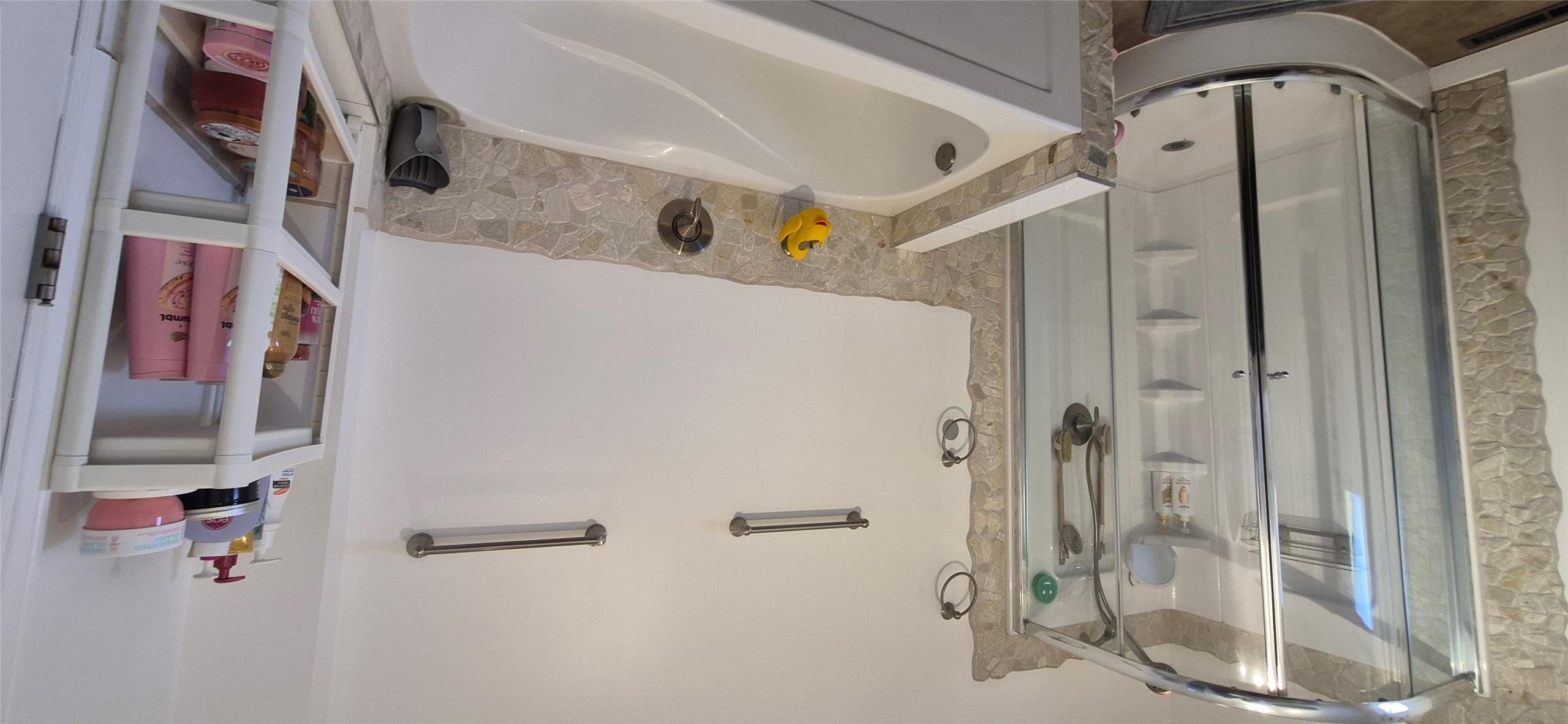 206 6Th Avenue, Cranbrook, BC - Indoor Photo Showing Bathroom