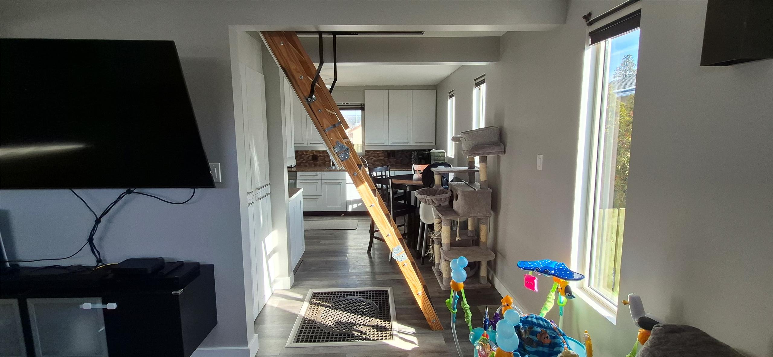 206 6Th Avenue, Cranbrook, BC - Indoor Photo Showing Other Room