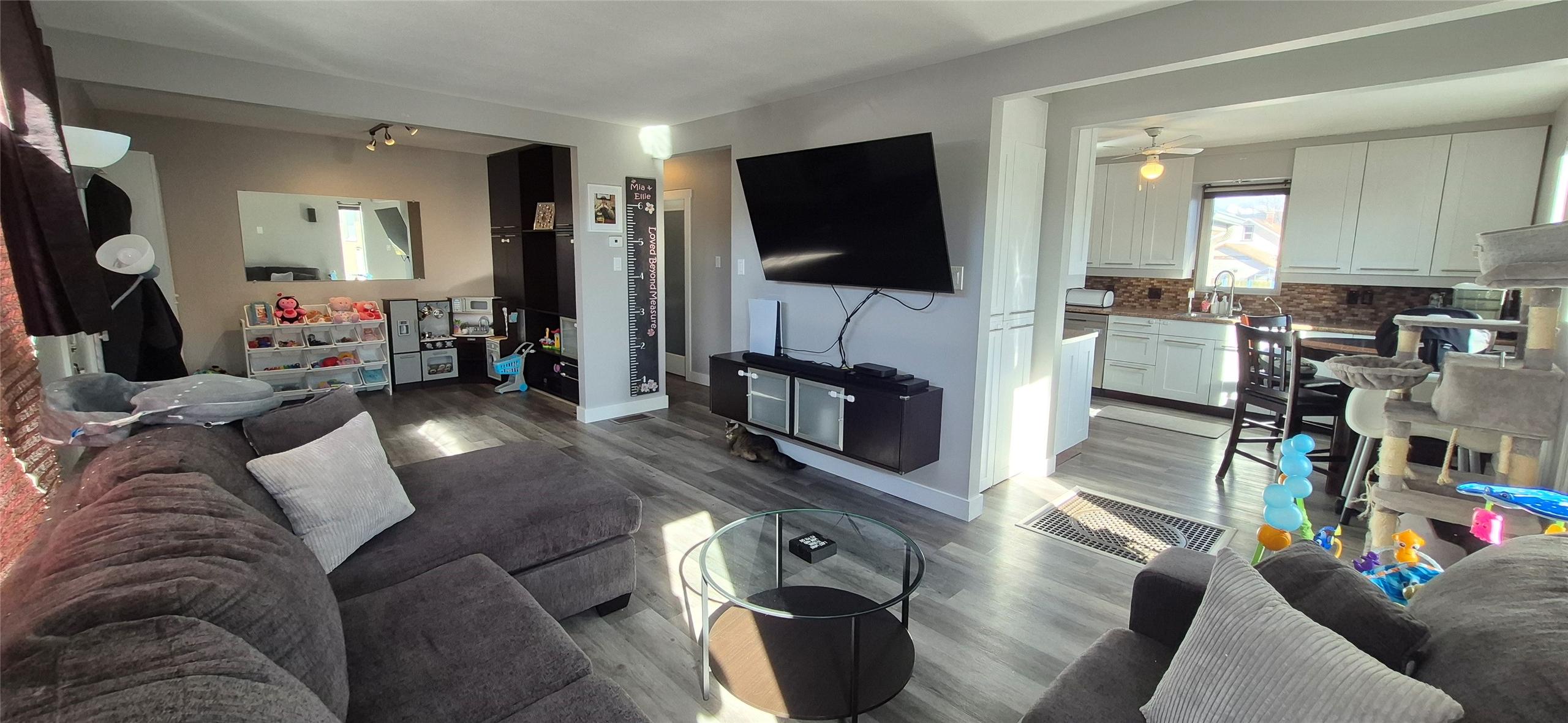 206 6Th Avenue, Cranbrook, BC - Indoor Photo Showing Living Room