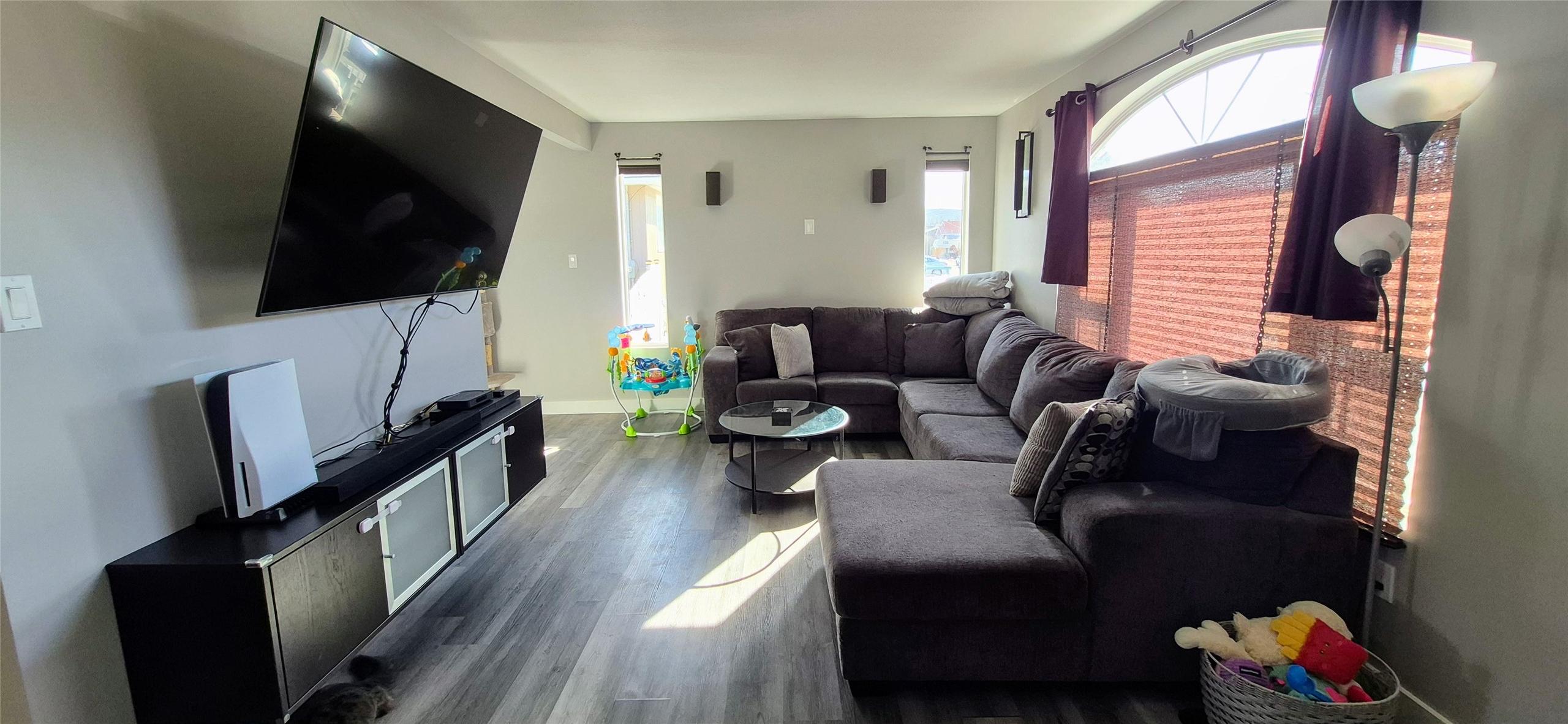 206 6Th Avenue, Cranbrook, BC - Indoor Photo Showing Living Room