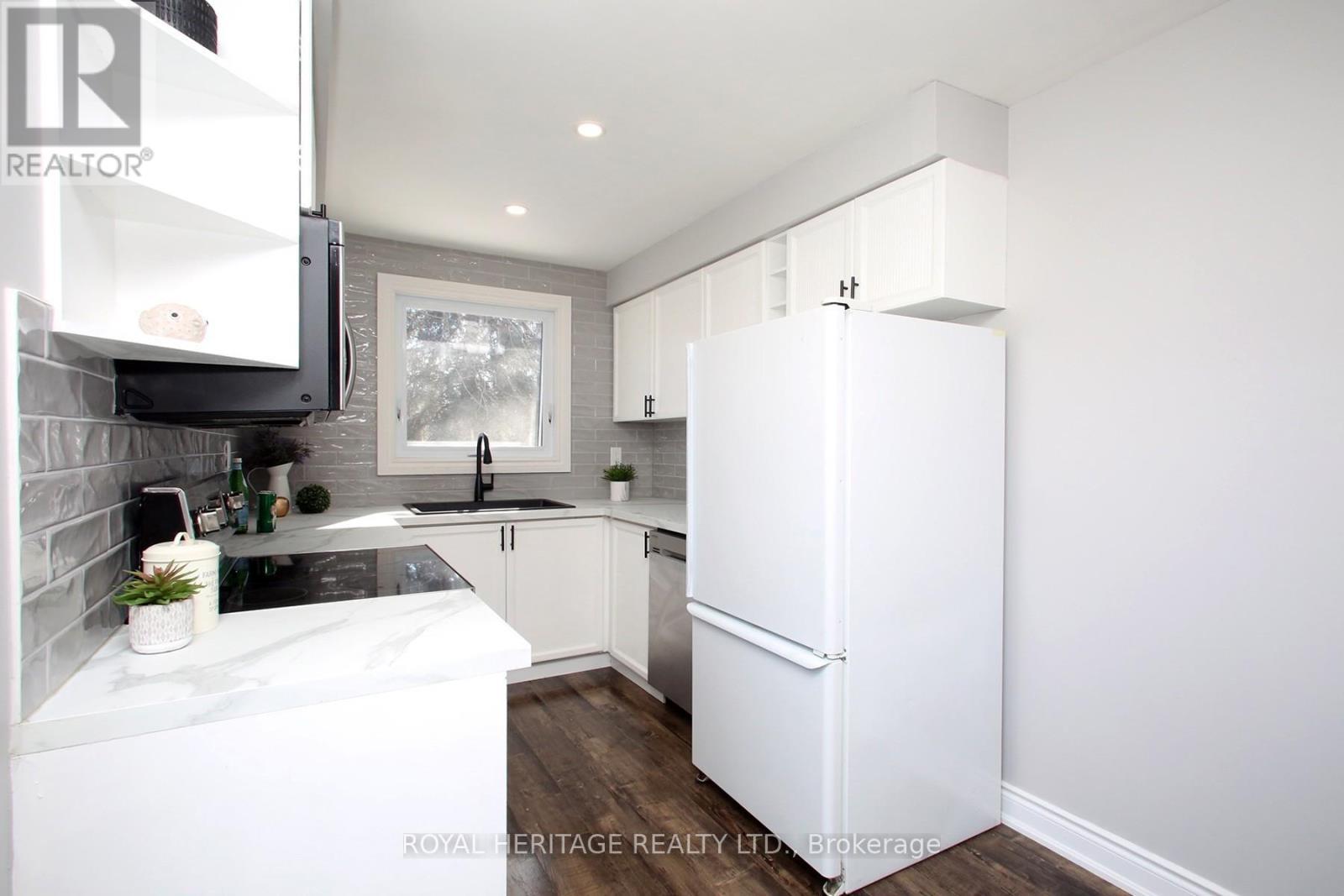 Kitchen - 641 Deauville Court, Oshawa, ON - Indoor Photo Showing Kitchen
