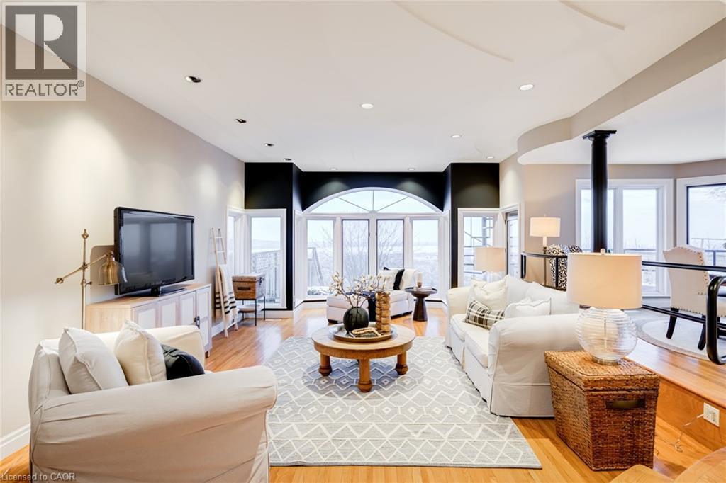 91 Mountain Park Avenue, Hamilton, ON - Indoor Photo Showing Living Room