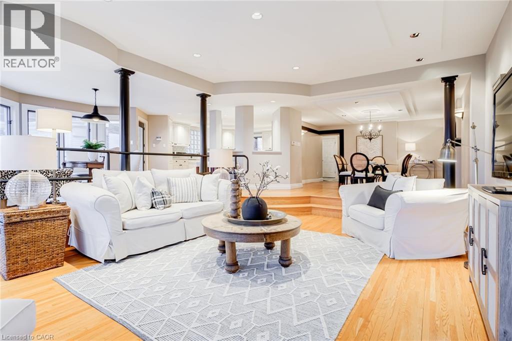91 Mountain Park Avenue, Hamilton, ON - Indoor Photo Showing Living Room