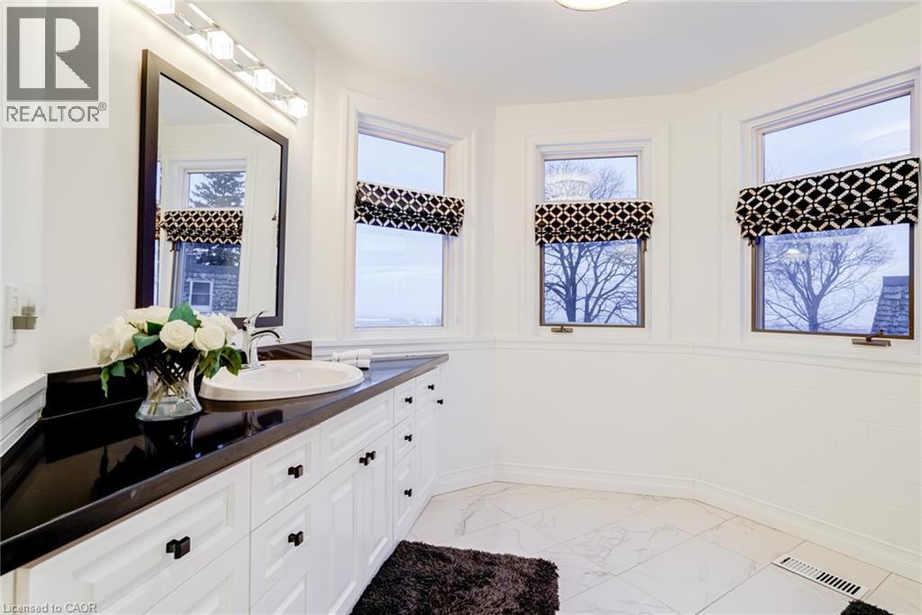 91 Mountain Park Avenue, Hamilton, ON - Indoor Photo Showing Bathroom
