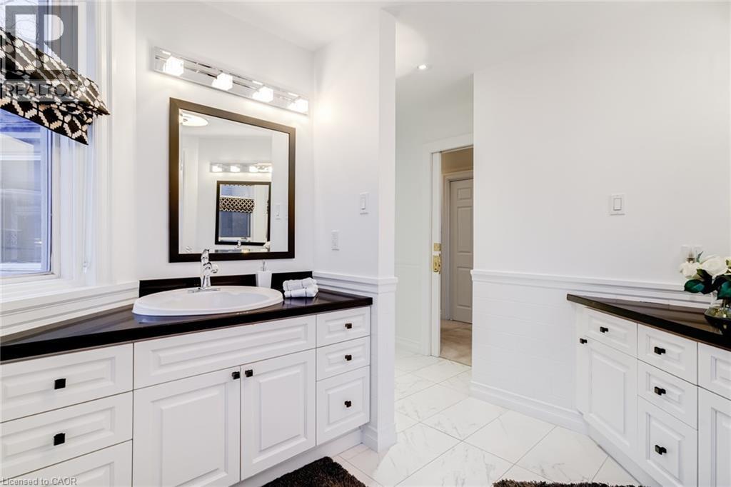 91 Mountain Park Avenue, Hamilton, ON - Indoor Photo Showing Bathroom