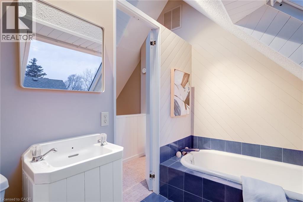 91 Mountain Park Avenue, Hamilton, ON - Indoor Photo Showing Bathroom