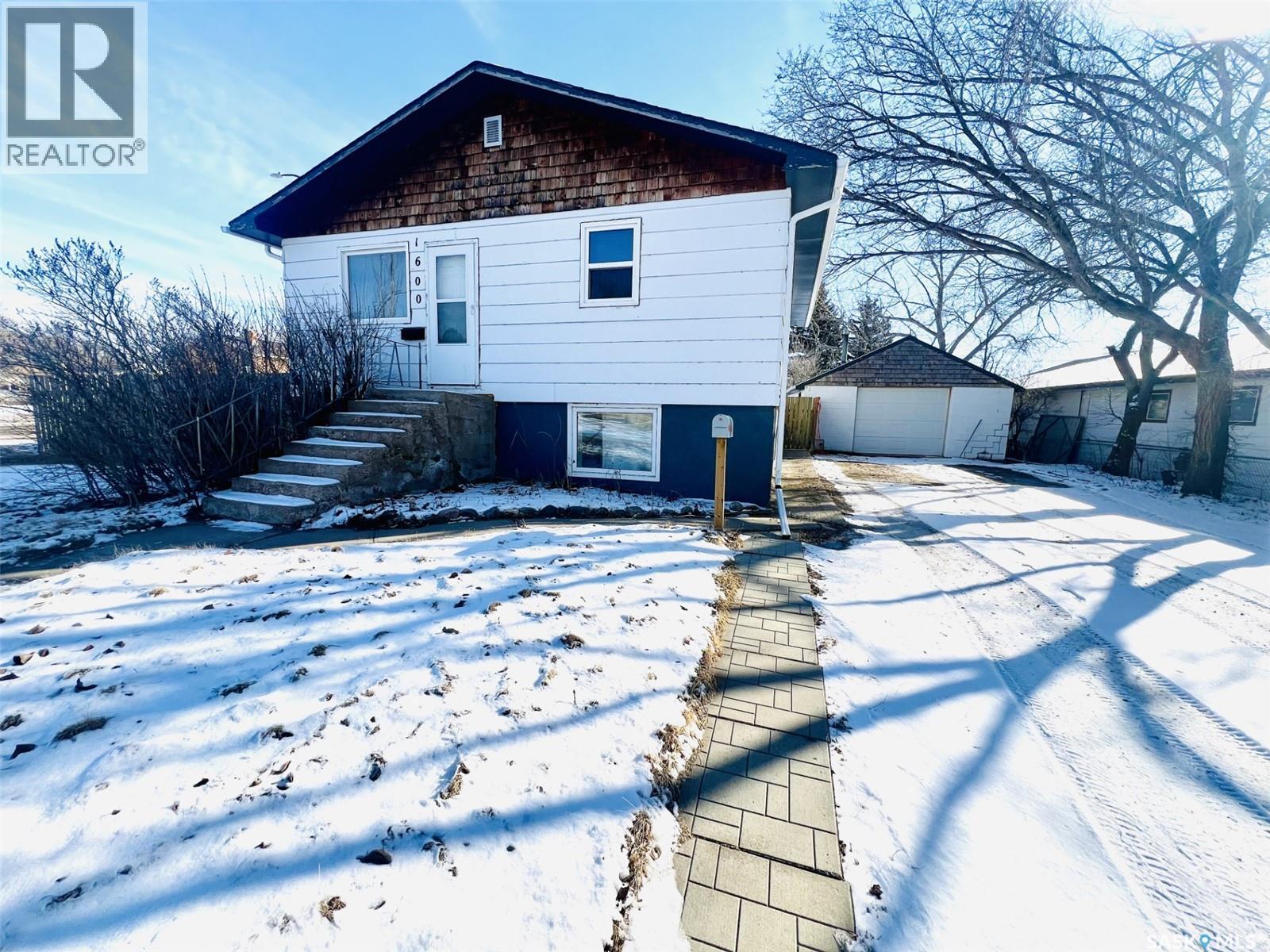 1600 Chaplin Street E, Swift Current, SK - Outdoor
