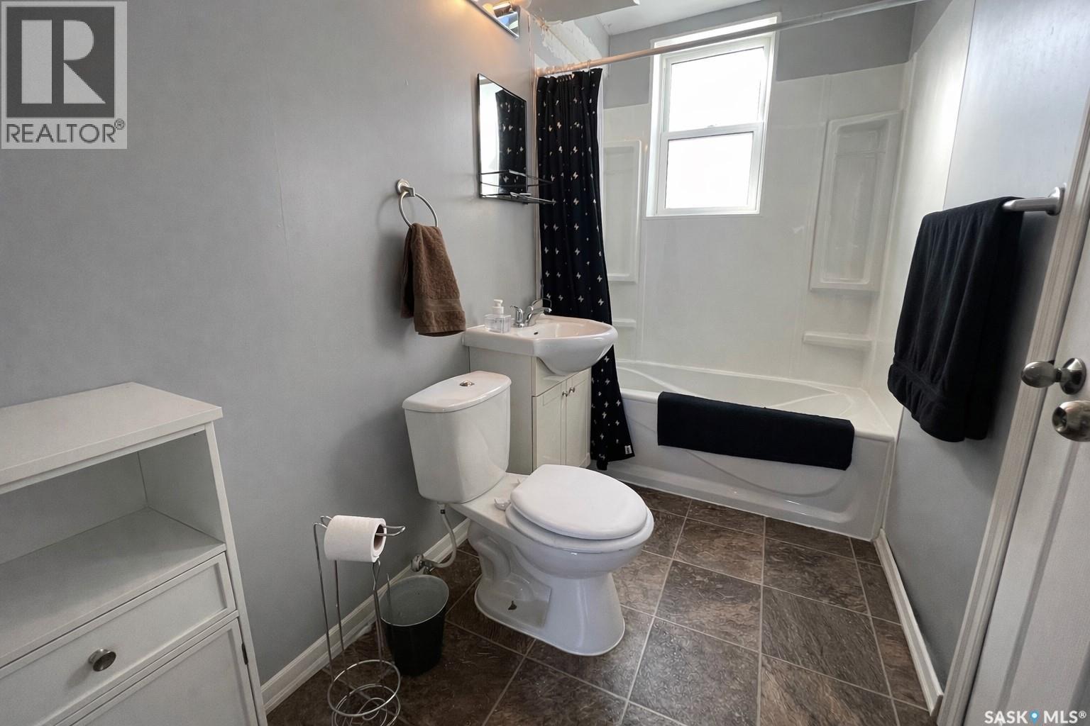 1600 Chaplin Street E, Swift Current, SK - Indoor Photo Showing Bathroom