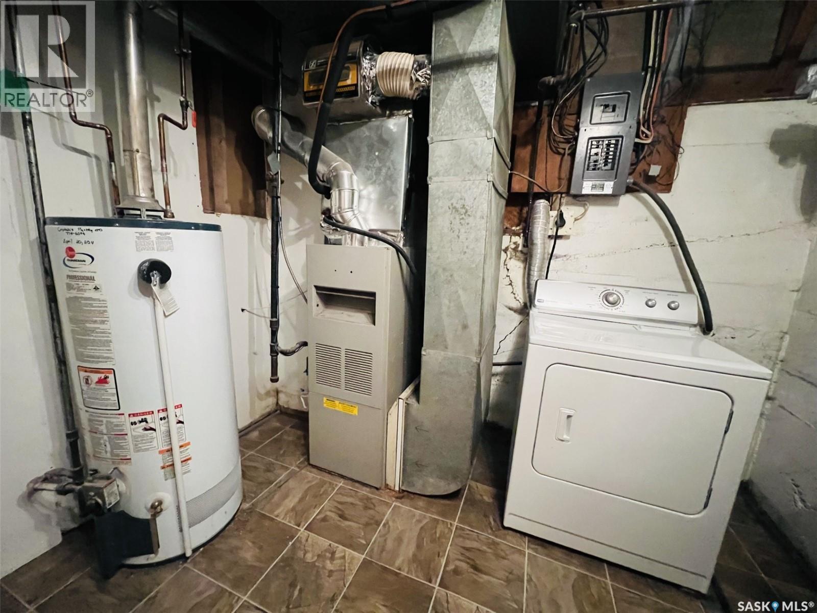 1600 Chaplin Street E, Swift Current, SK - Indoor Photo Showing Basement