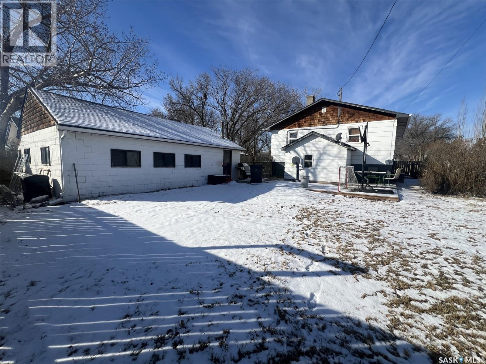 1600 Chaplin Street E, Swift Current, SK - Outdoor