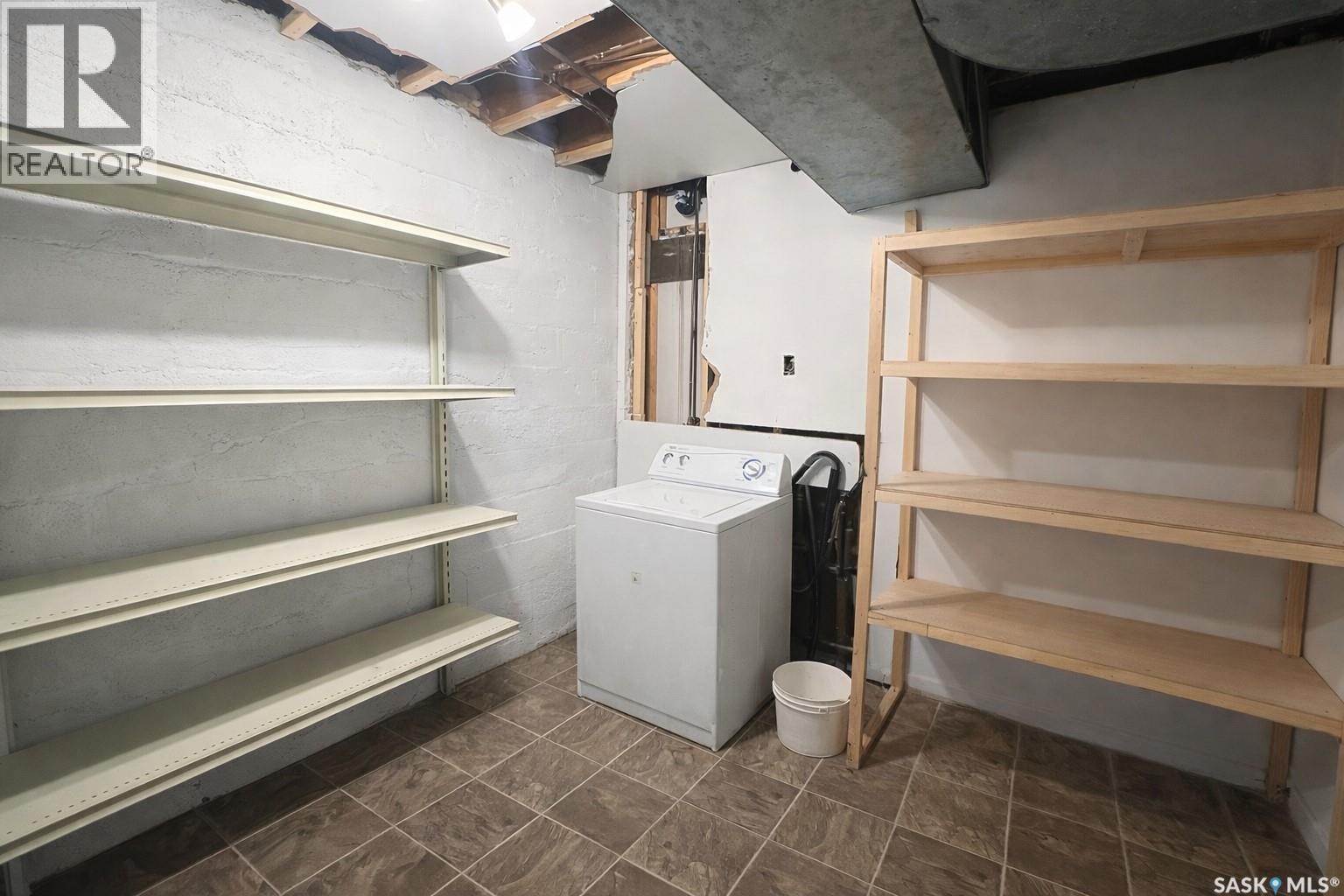 1600 Chaplin Street E, Swift Current, SK - Indoor Photo Showing Laundry Room