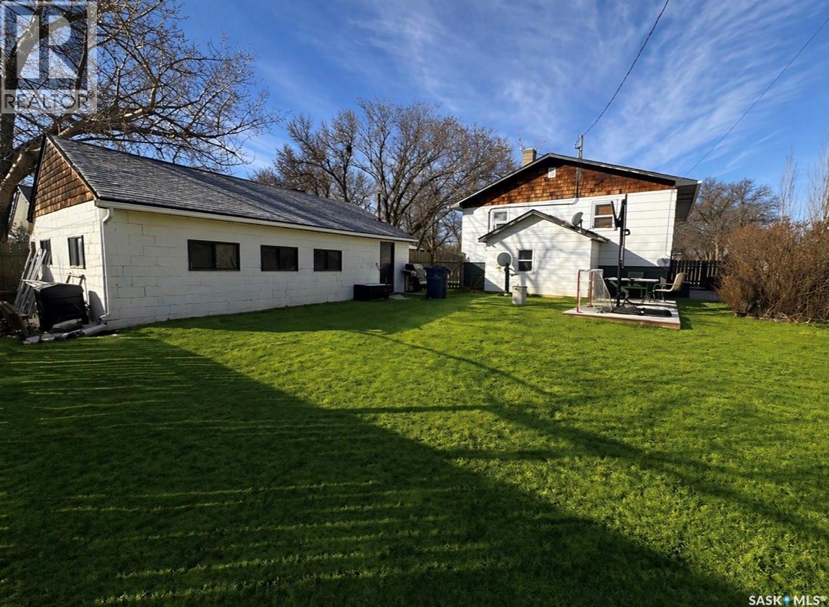 1600 Chaplin Street E, Swift Current, SK - Outdoor