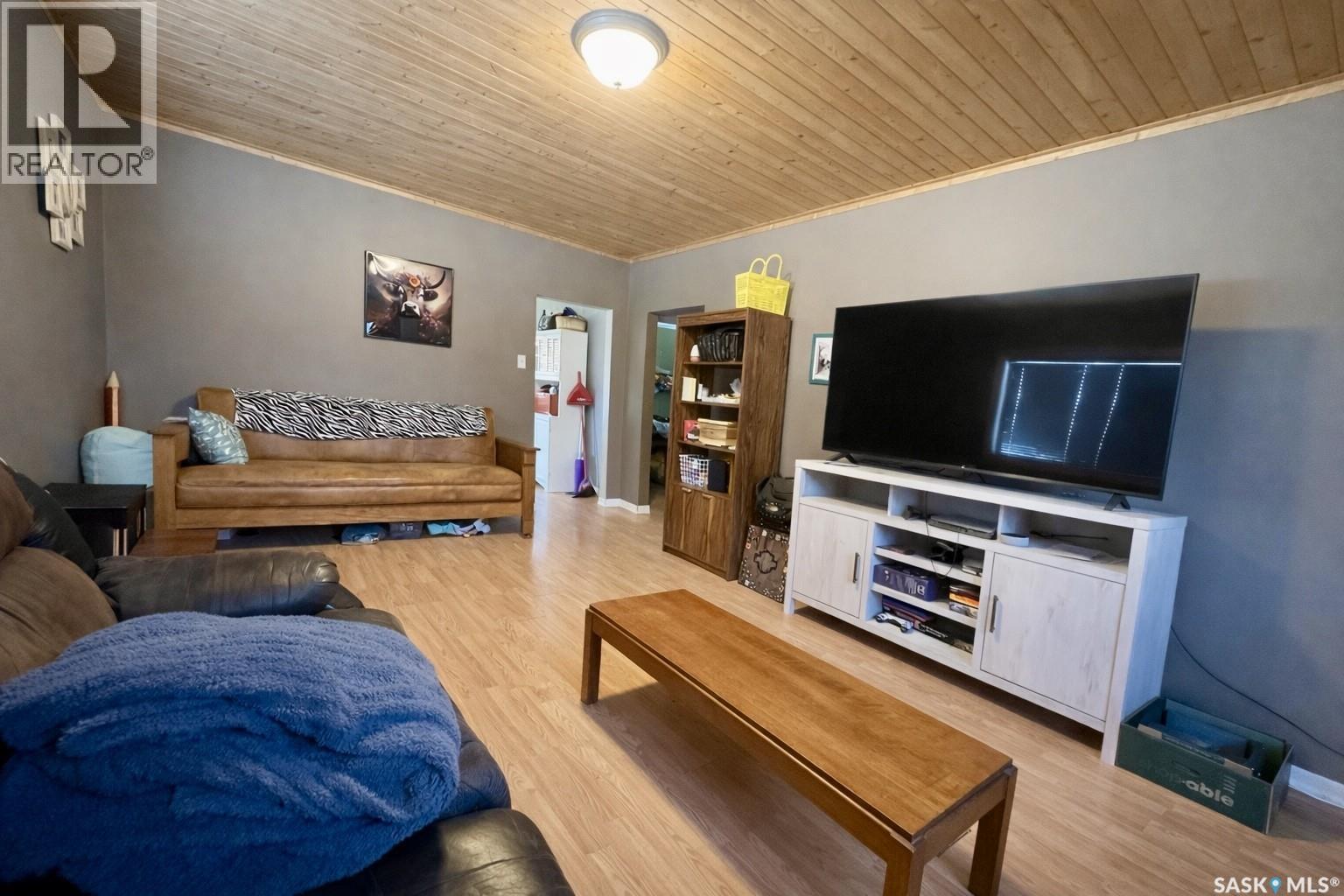 1600 Chaplin Street E, Swift Current, SK - Indoor Photo Showing Living Room