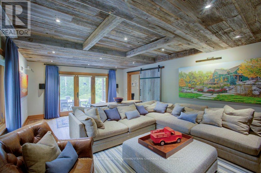 8429 Poplar Side Road, Clearview, ON - Indoor Photo Showing Living Room