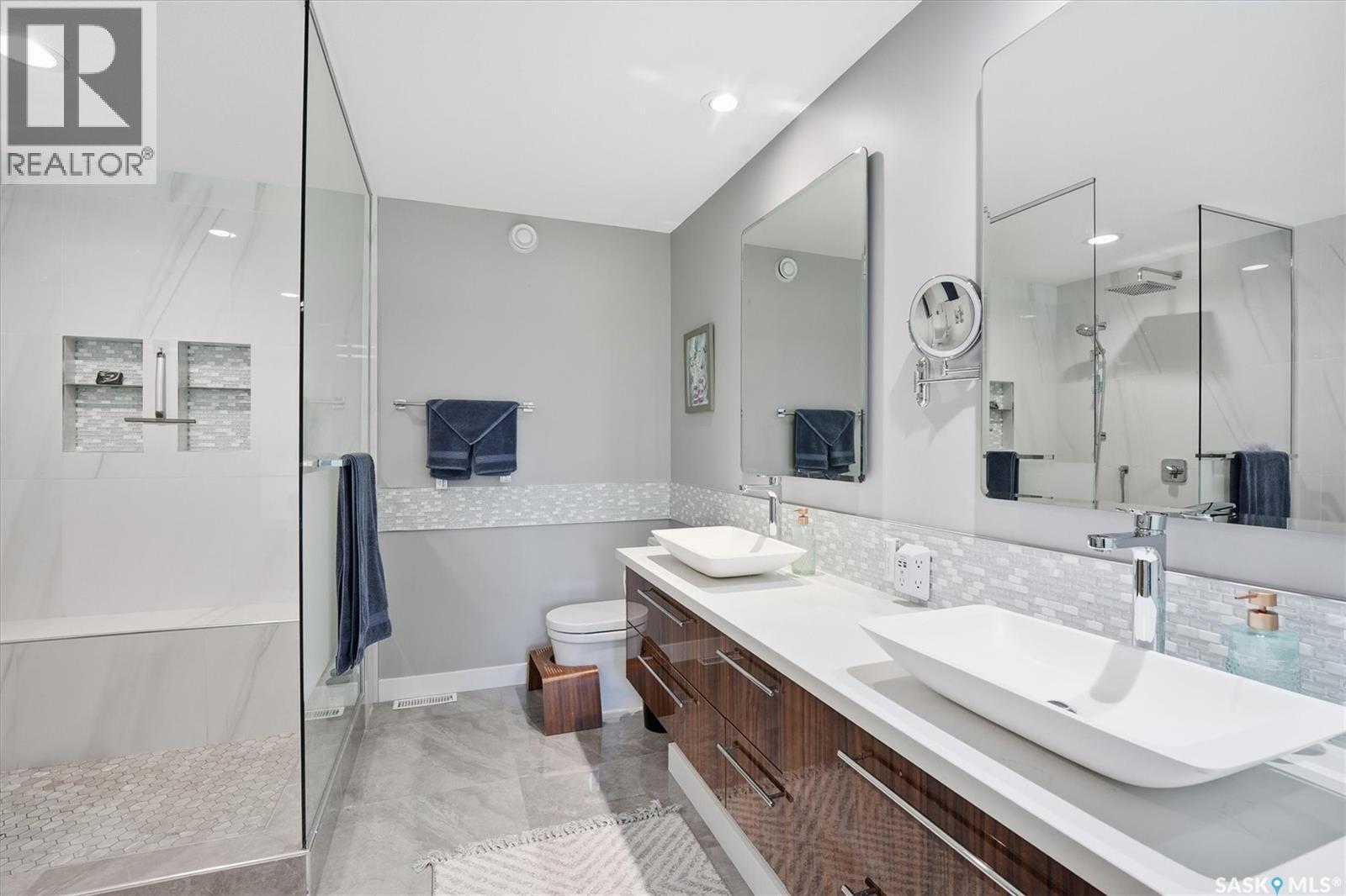 1106 7Th Street E, Saskatoon, SK - Indoor Photo Showing Bathroom