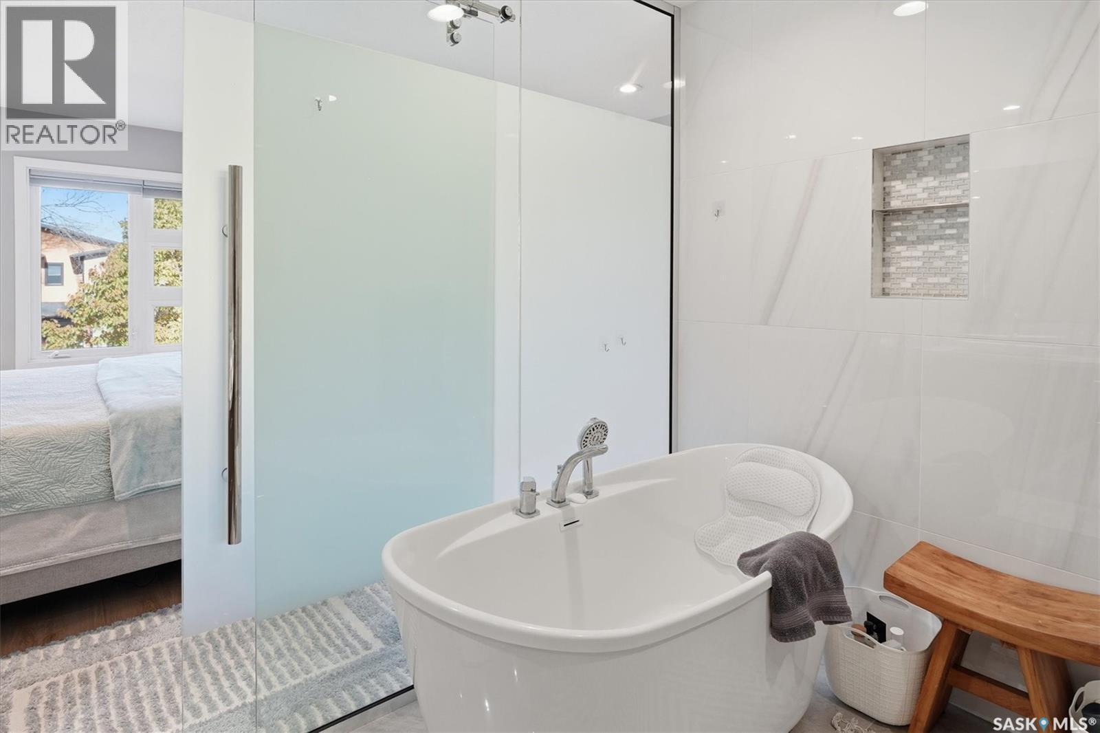 1106 7Th Street E, Saskatoon, SK - Indoor Photo Showing Bathroom