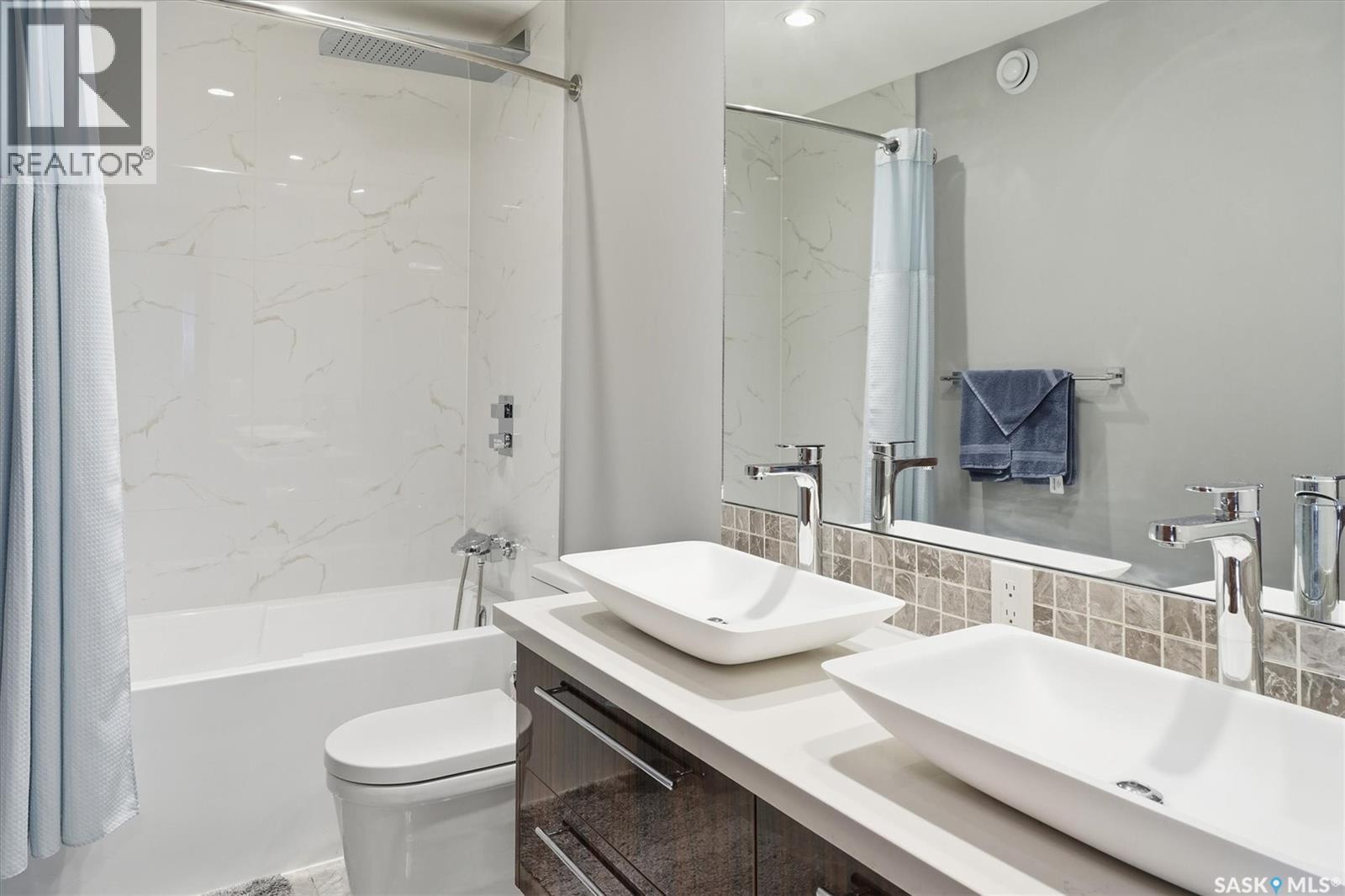 1106 7Th Street E, Saskatoon, SK - Indoor Photo Showing Bathroom