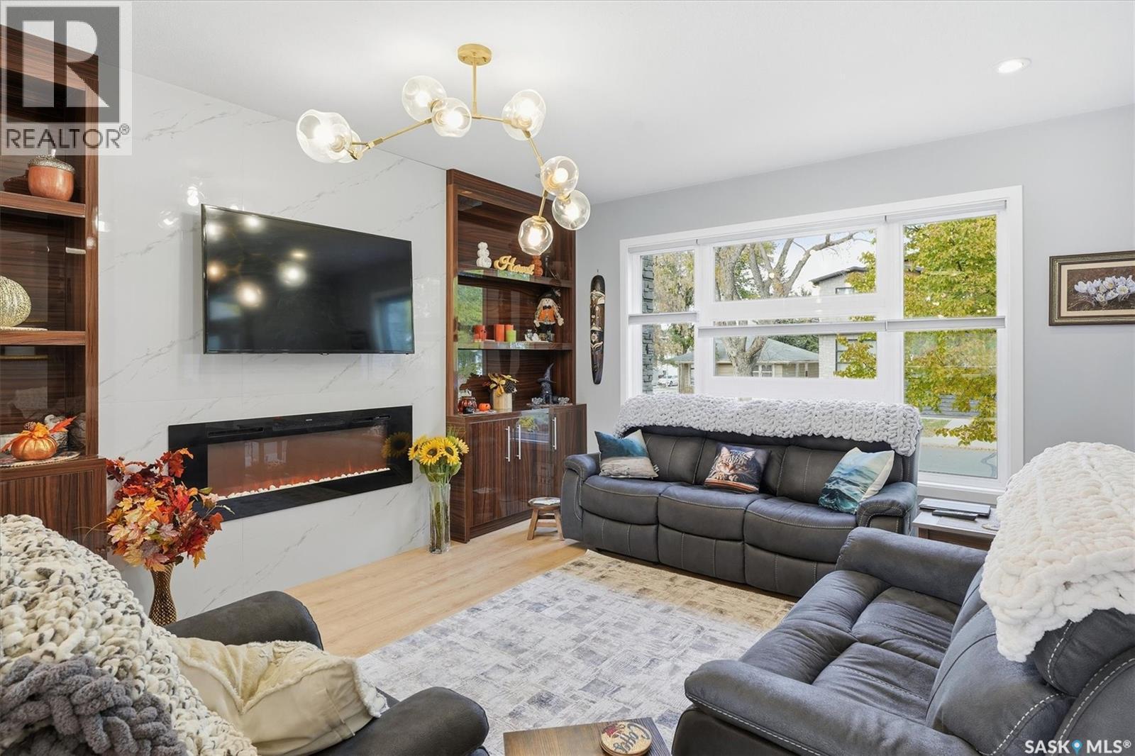 1106 7Th Street E, Saskatoon, SK - Indoor Photo Showing Living Room With Fireplace