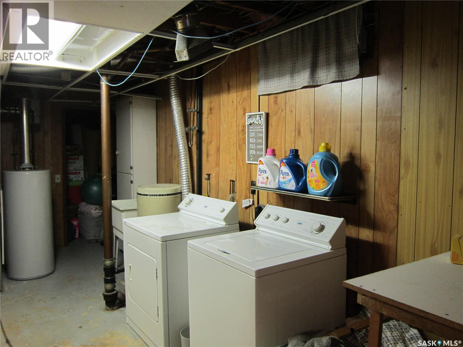 552 6Th Street E, Prince Albert, SK - Indoor Photo Showing Laundry Room