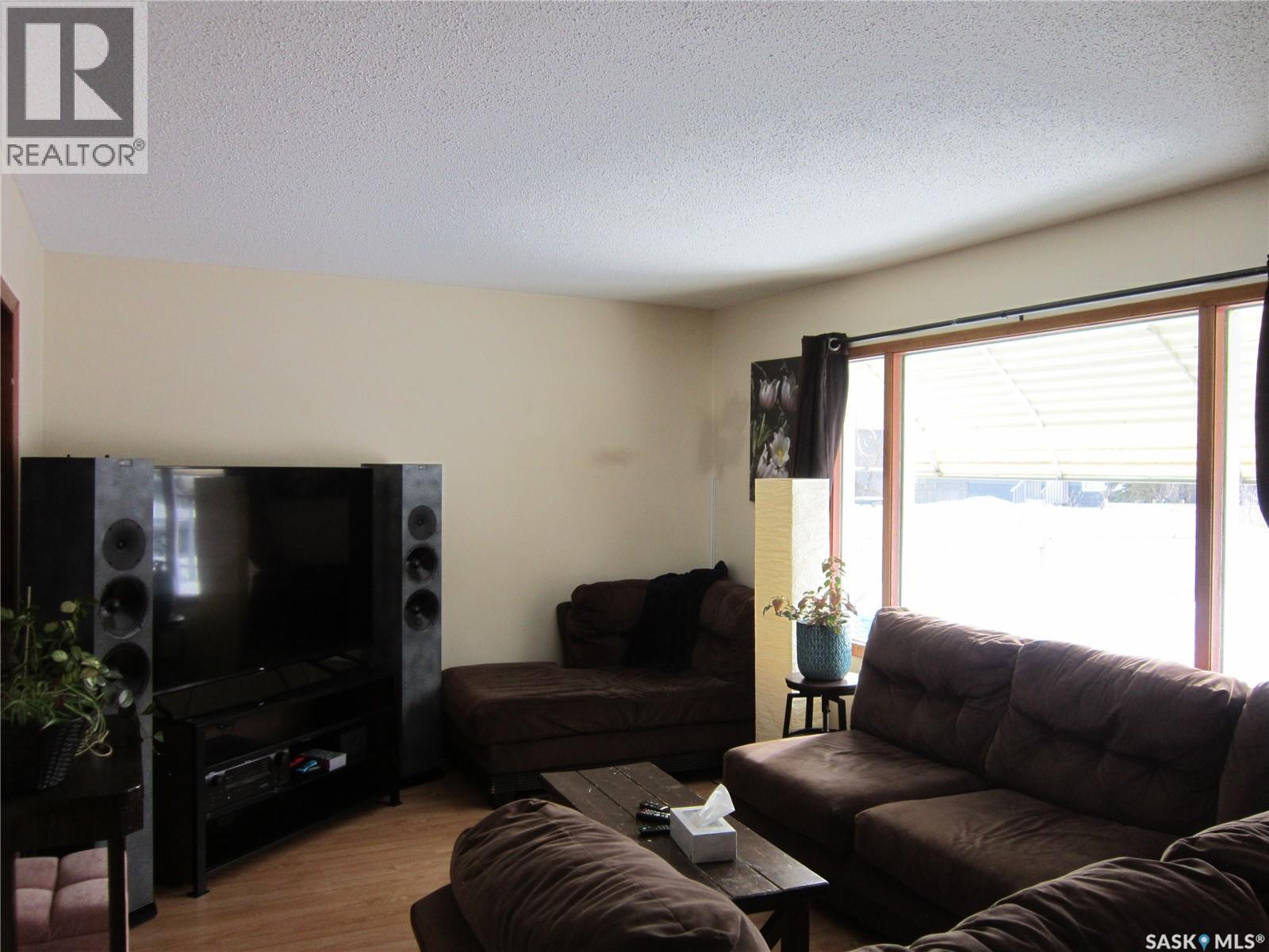 552 6Th Street E, Prince Albert, SK - Indoor Photo Showing Living Room