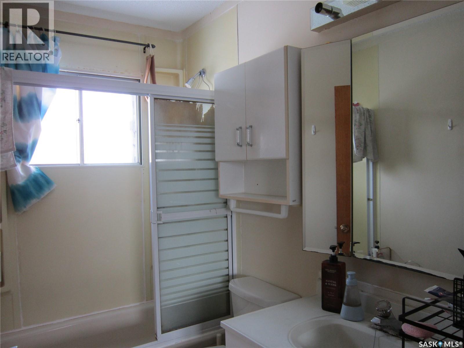 552 6Th Street E, Prince Albert, SK - Indoor Photo Showing Bathroom