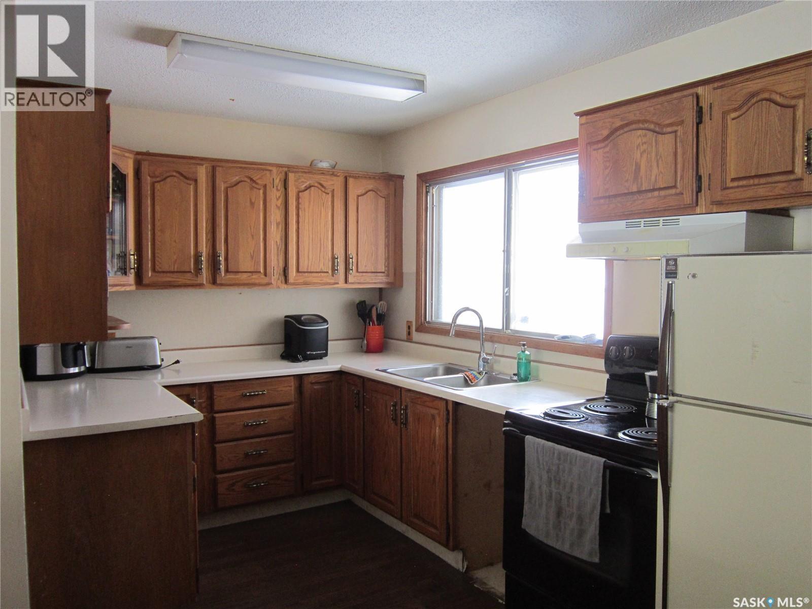 552 6Th Street E, Prince Albert, SK - Indoor Photo Showing Kitchen With Double Sink