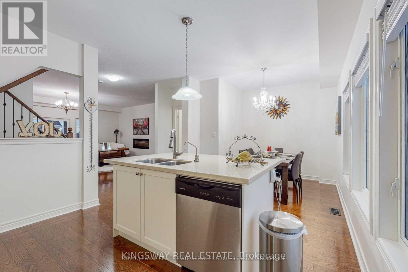 14 Mcdevitt Lane, Caledon, ON - Indoor Photo Showing Kitchen With Double Sink