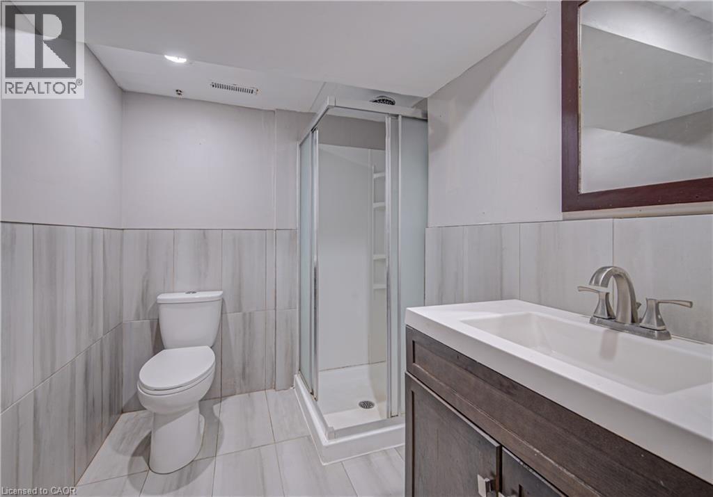 277 Pioneer Drive, Kitchener, ON - Indoor Photo Showing Bathroom