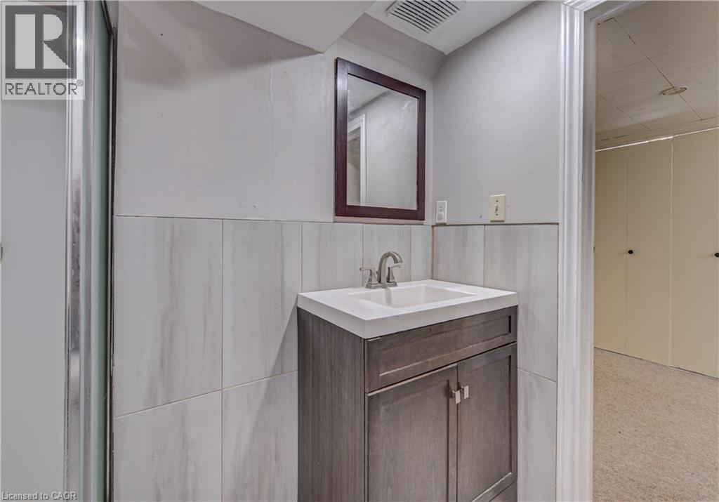 277 Pioneer Drive, Kitchener, ON - Indoor Photo Showing Bathroom