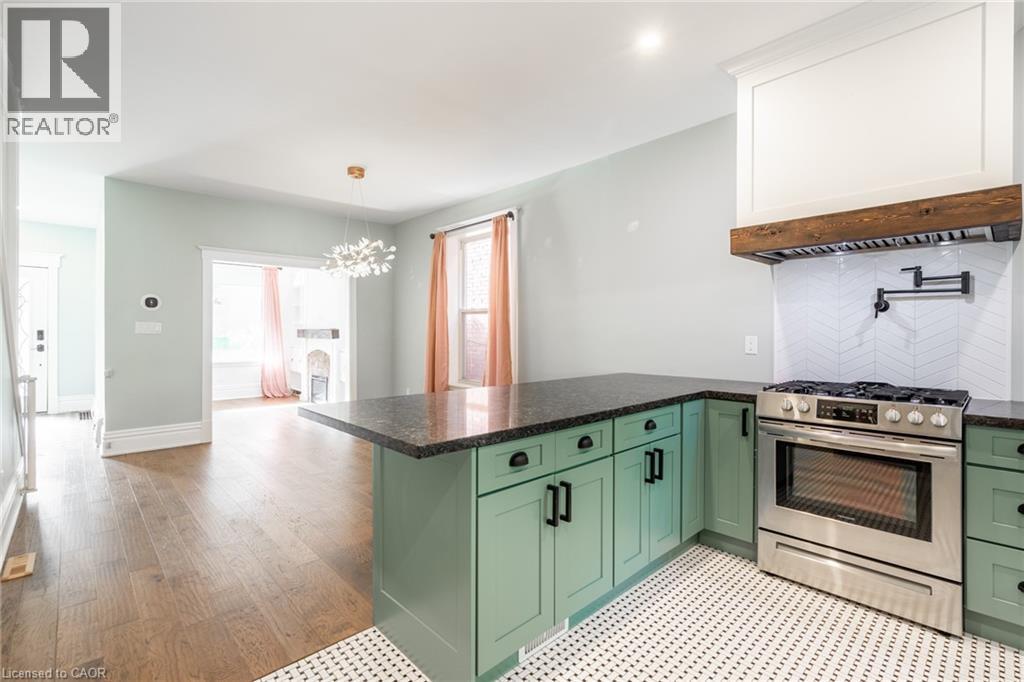 11 Lorne Avenue, Hamilton, ON - Indoor Photo Showing Kitchen