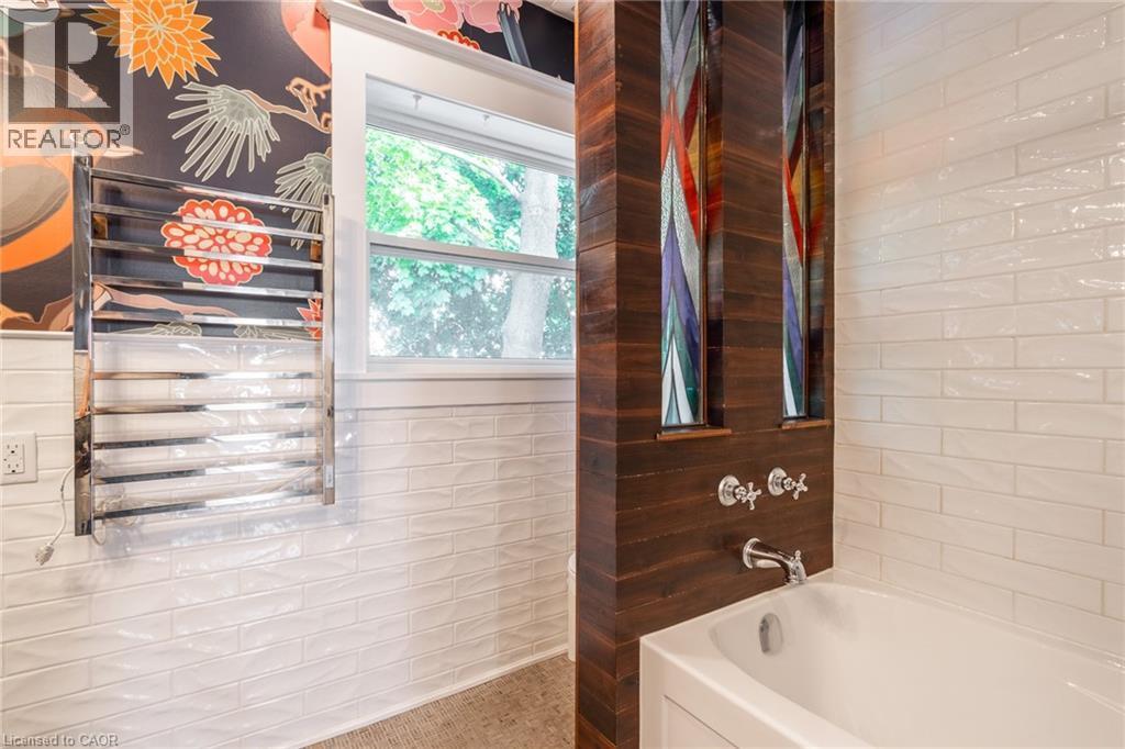 11 Lorne Avenue, Hamilton, ON - Indoor Photo Showing Bathroom