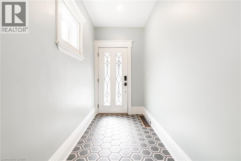 11 Lorne Avenue, Hamilton, ON - Indoor Photo Showing Other Room