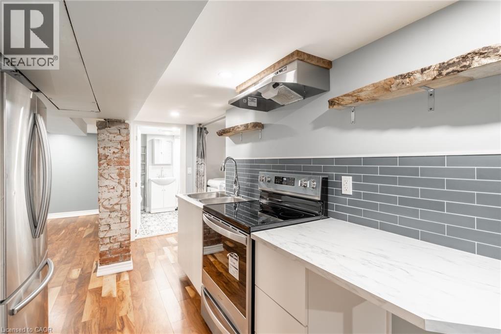 11 Lorne Avenue, Hamilton, ON - Indoor Photo Showing Kitchen